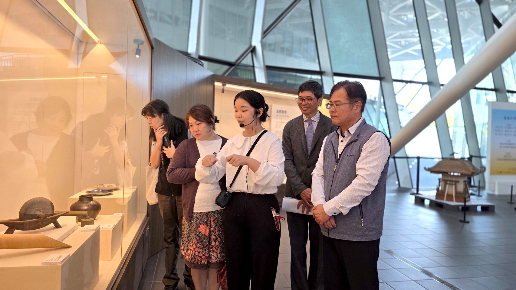 客發中心何金樑主任(右2)、鄭香浩委員(右1)與捐贈人一同觀展